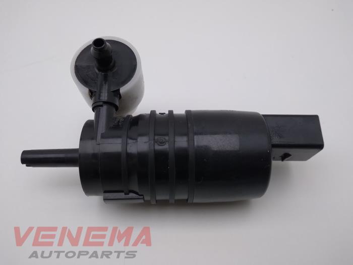Windscreen washer pump from a BMW 1 serie (F40) 118i 1.5 TwinPower 12V 2021