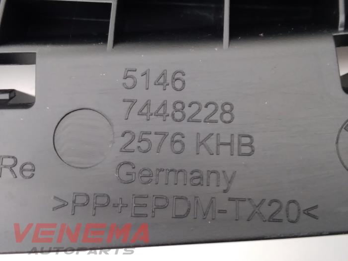 Parcel shelf bracket from a BMW 1 serie (F40) 118i 1.5 TwinPower 12V 2021