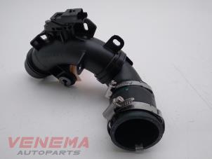 Intercooler Rohr van een Peugeot 208 I (CA/CC/CK/CL) 1.2 12V e-THP PureTech 110 2017