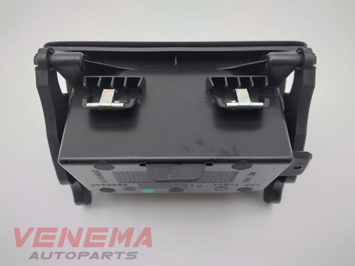 Storage compartment from a BMW 1 serie (F40) 118i 1.5 TwinPower 12V 2021