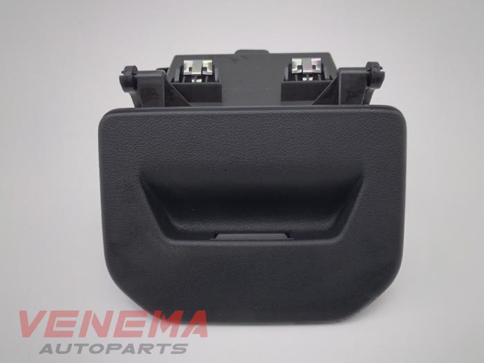 Używane Schowek BMW 1 serie (F40) 118i 1.5 TwinPower 12V Cena € 24,99 Procedura marży oferowane przez Venema Autoparts