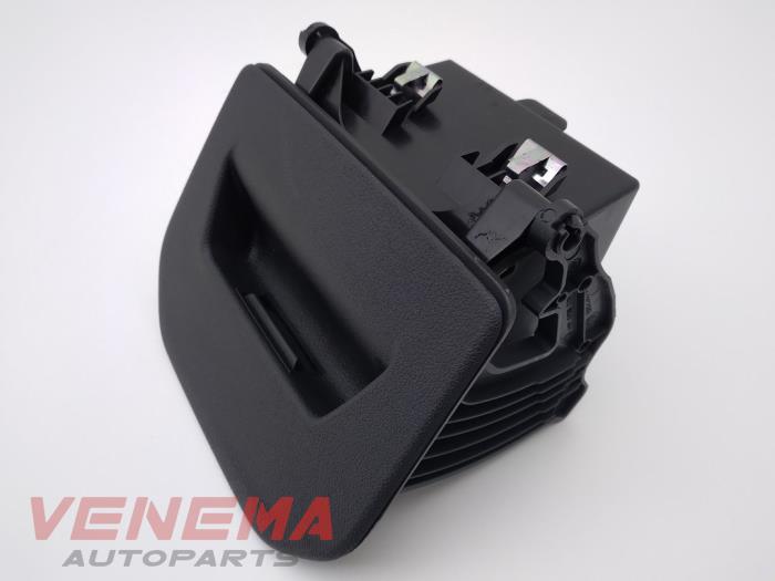 Storage compartment from a BMW 1 serie (F40) 118i 1.5 TwinPower 12V 2021