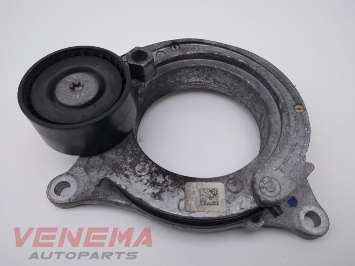 Drive belt tensioner from a BMW 1 serie (F40) 118i 1.5 TwinPower 12V 2021