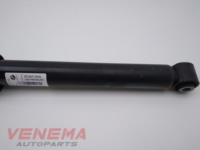 Rear shock absorber, left from a BMW 1 serie (F40) 118i 1.5 TwinPower 12V 2021