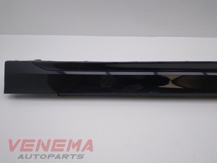 Side skirt, right from a BMW 1 serie (F40) 118i 1.5 TwinPower 12V 2021