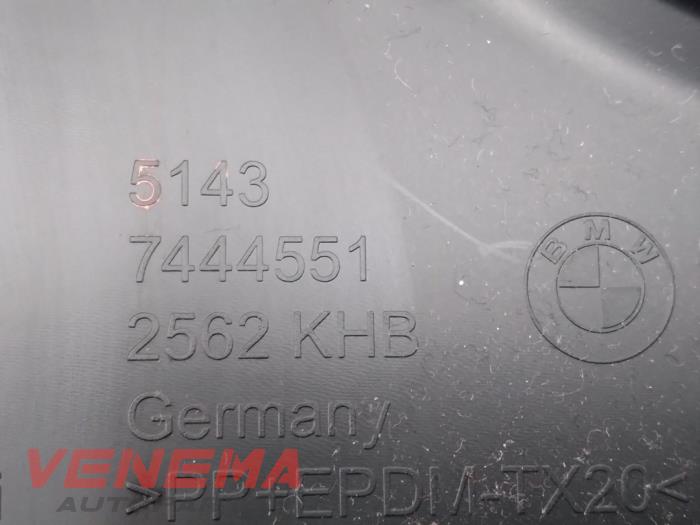 Slupek srodkowy lewy z BMW 1 serie (F40) 118i 1.5 TwinPower 12V 2021