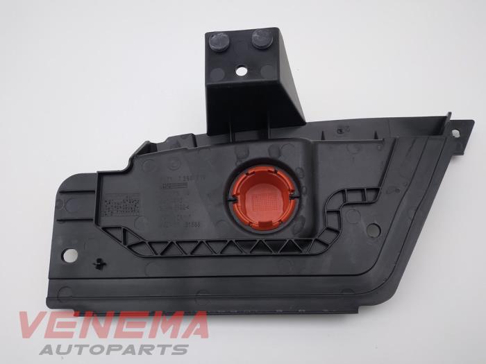 Battery cover from a BMW 1 serie (F40) 118i 1.5 TwinPower 12V 2021