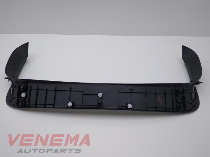 Tapizado de cubierta de maletero de un BMW 1 serie (F40) 118i 1.5 TwinPower 12V 2021