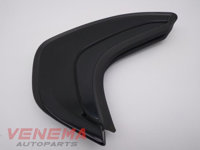 C-style sealing cover right from a BMW 1 serie (F40) 118i 1.5 TwinPower 12V 2021