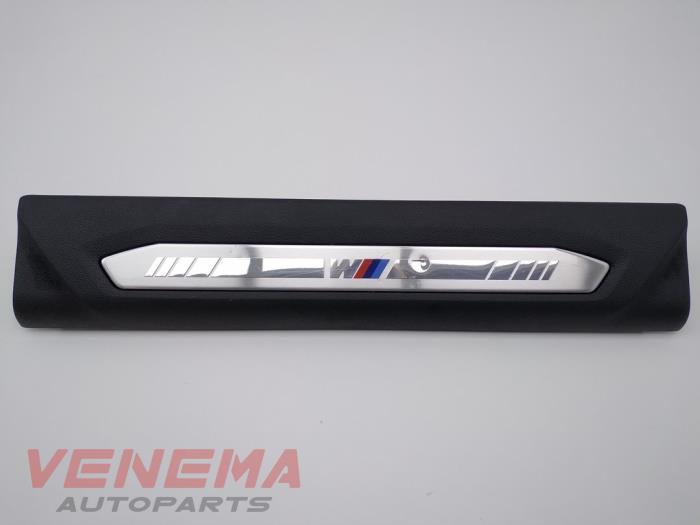 Używane Listwa ozdobna BMW 1 serie (F40) 118i 1.5 TwinPower 12V Cena € 14,99 Procedura marży oferowane przez Venema Autoparts