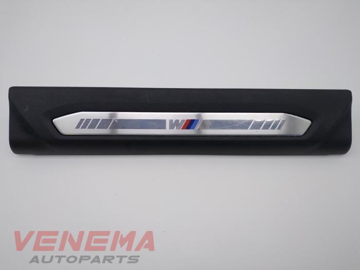 Używane Listwa ozdobna BMW 1 serie (F40) 118i 1.5 TwinPower 12V Cena € 14,99 Procedura marży oferowane przez Venema Autoparts