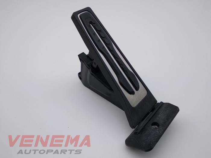 Accelerator pedal from a BMW 1 serie (F40) 118i 1.5 TwinPower 12V 2021