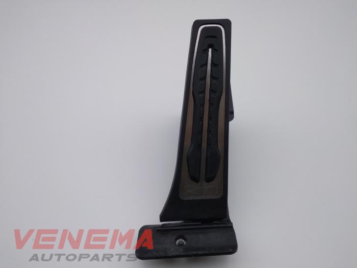 Accelerator pedal from a BMW 1 serie (F40) 118i 1.5 TwinPower 12V 2021