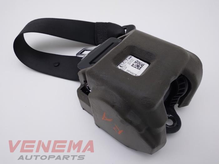 Rear seatbelt, right from a BMW 1 serie (F40) 118i 1.5 TwinPower 12V 2021