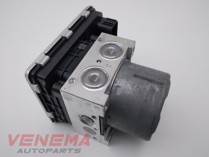 ABS pump from a BMW 1 serie (F40) 118i 1.5 TwinPower 12V 2021