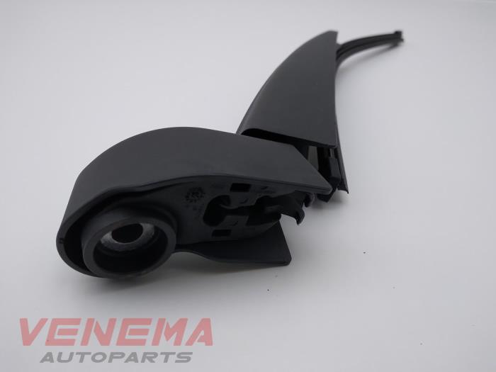 Rear wiper arm from a BMW 1 serie (F40) 118i 1.5 TwinPower 12V 2021
