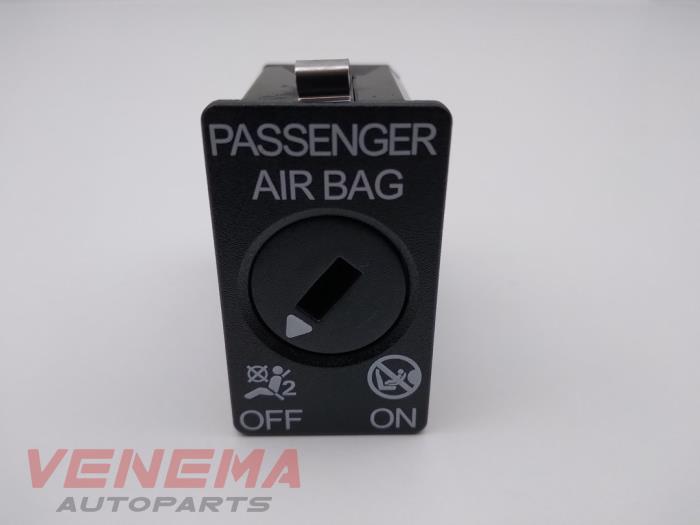 Airbag switch from a Seat Leon ST (5FF) 1.6 TDI 16V 4Drive 2016