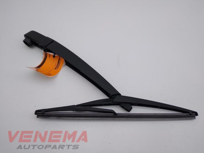 Rear wiper arm from a Opel Corsa F (UB/UH/UP) 1.2 12V 130 2022