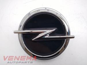 Używane Uchwyt tylnej klapy Opel Corsa F (UB/UP) 1.2 12V 130 Cena € 49,99 Procedura marży oferowane przez Venema Autoparts
