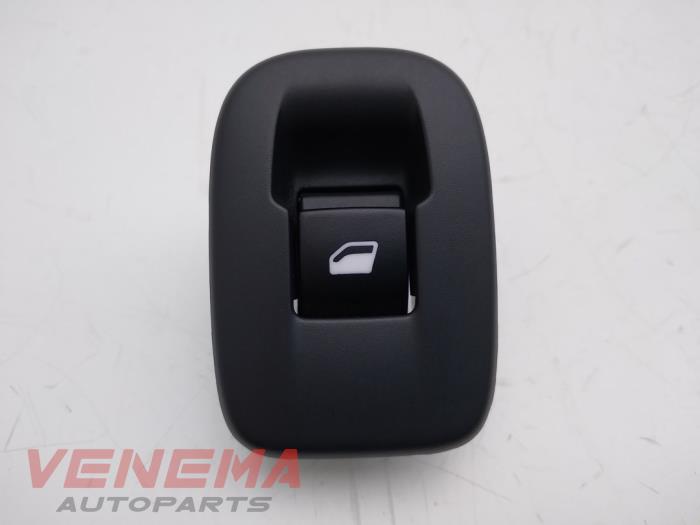 Usados Interruptor de ventanilla eléctrica Peugeot 208 I (CA/CC/CK/CL) 1.2 12V e-THP PureTech 110 Precio € 9,99 Norma de margen ofrecido por Venema Autoparts