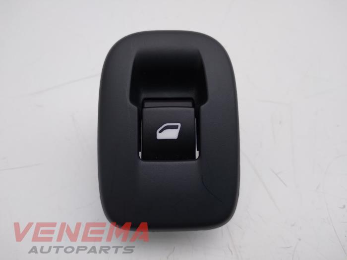 Usados Interruptor de ventanilla eléctrica Peugeot 208 I (CA/CC/CK/CL) 1.2 12V e-THP PureTech 110 Precio € 9,99 Norma de margen ofrecido por Venema Autoparts