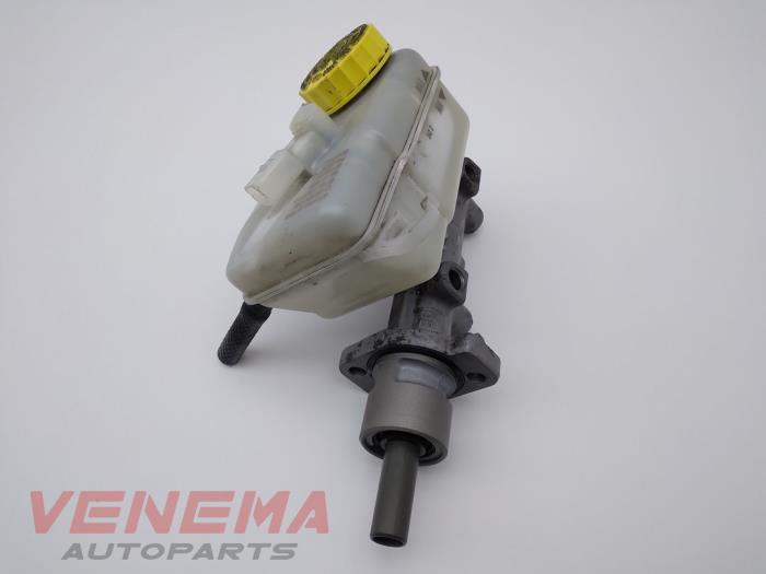 Master cylinder from a Volkswagen Polo IV (9N1/2/3) 1.4 FSI 16V 2004