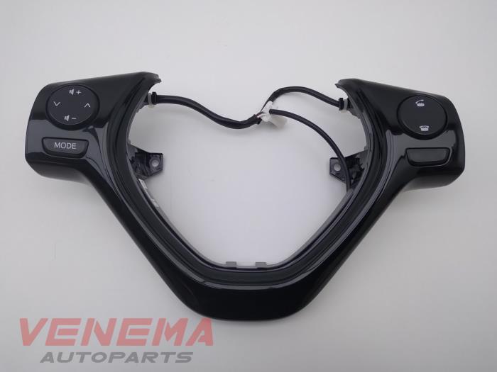 Używane Kierownica multifunkcyjna Peugeot 108 1.0 12V VVT-i Cena € 149,99 Procedura marży oferowane przez Venema Autoparts