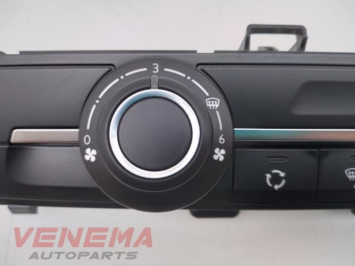 Heater control panel from a Opel Vivaro 2.0 CDTI 177 2022