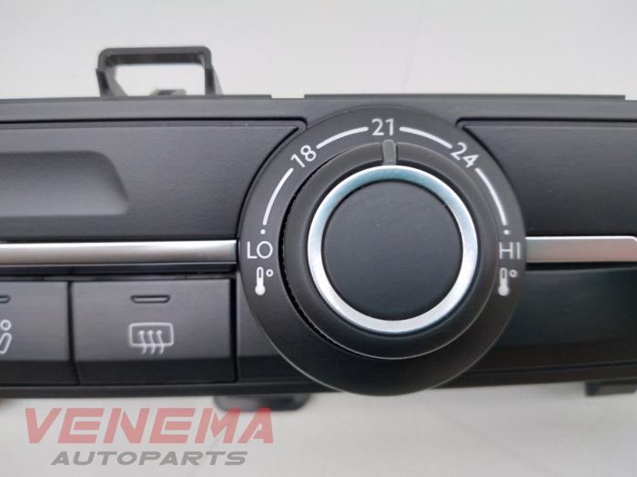 Heater control panel from a Opel Vivaro 2.0 CDTI 177 2022