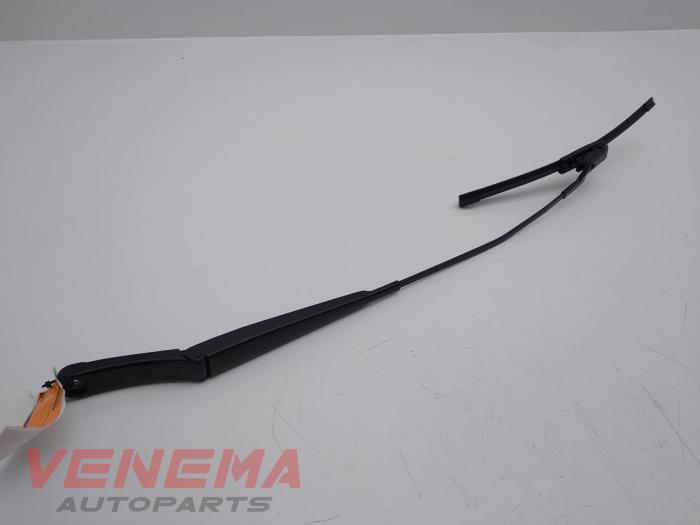 Front wiper arm from a Seat Leon ST (5FF) 1.6 TDI 16V 4Drive 2016