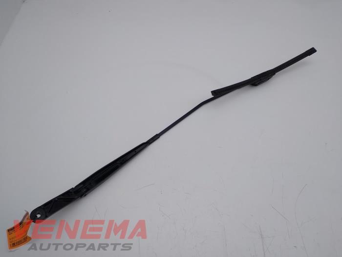 Front wiper arm from a Seat Leon ST (5FF) 1.6 TDI 16V 4Drive 2016