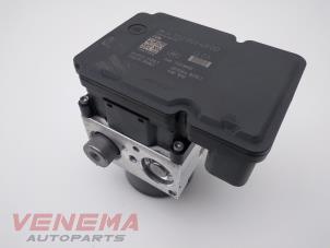 Używane Pompa ABS Mercedes C (W204) 1.8 C-200 CGI 16V Cena € 149,99 Procedura marży oferowane przez Venema Autoparts