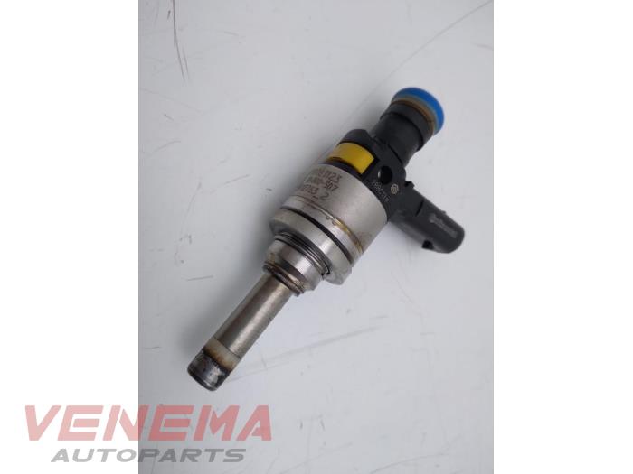Injector (petrol injection) from a Mercedes-Benz C (W204) 1.8 C-200 CGI 16V 2013