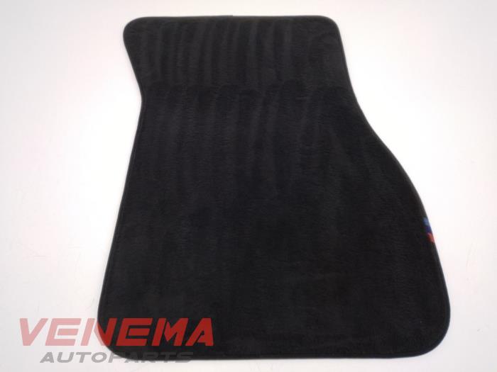 Set of mats from a BMW 1 serie (F40) 118i 1.5 TwinPower 12V 2021