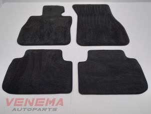 Używane Zestaw dywaników BMW 1 serie (F40) 118i 1.5 TwinPower 12V Cena € 49,99 Procedura marży oferowane przez Venema Autoparts