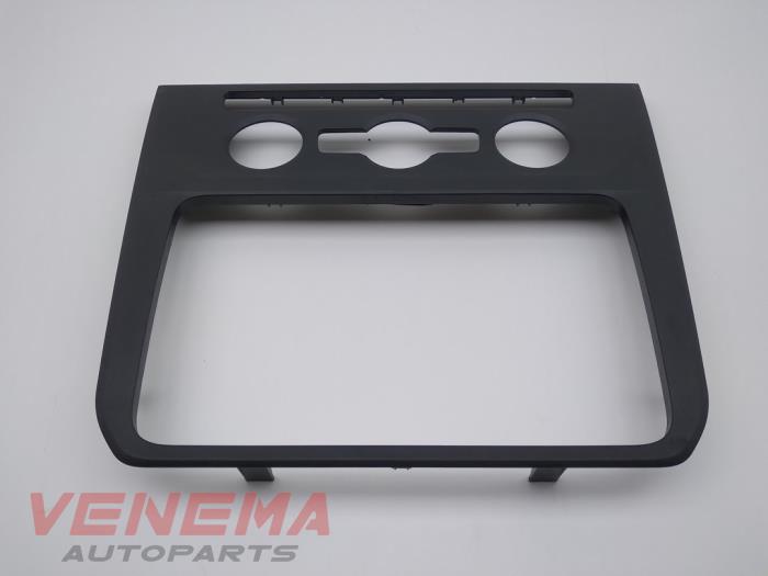 Dashboard decoration strip from a Volkswagen Caddy Combi IV 2.0 TDI 150 2020