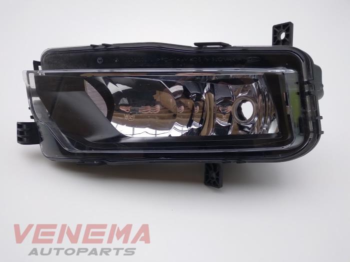 Fog light, front left from a Volkswagen Caddy Combi IV 2.0 TDI 150 2020
