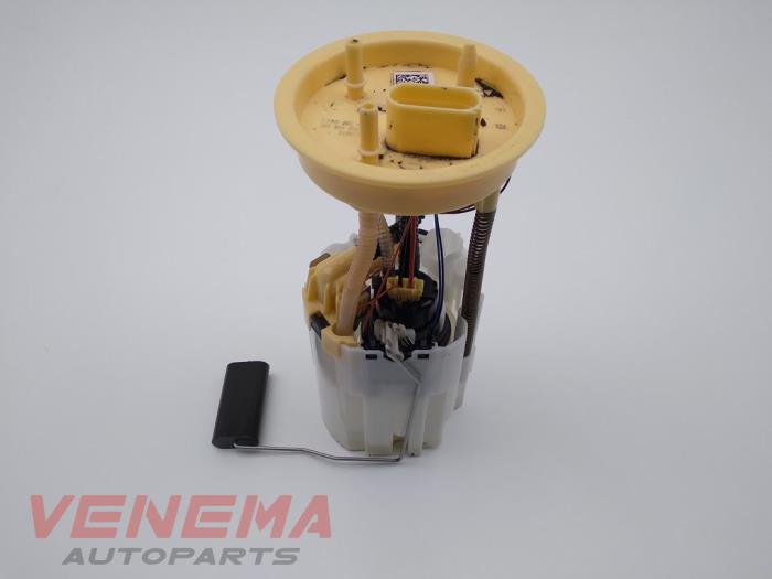 Electric fuel pump from a Volkswagen Caddy Combi IV 2.0 TDI 150 2020