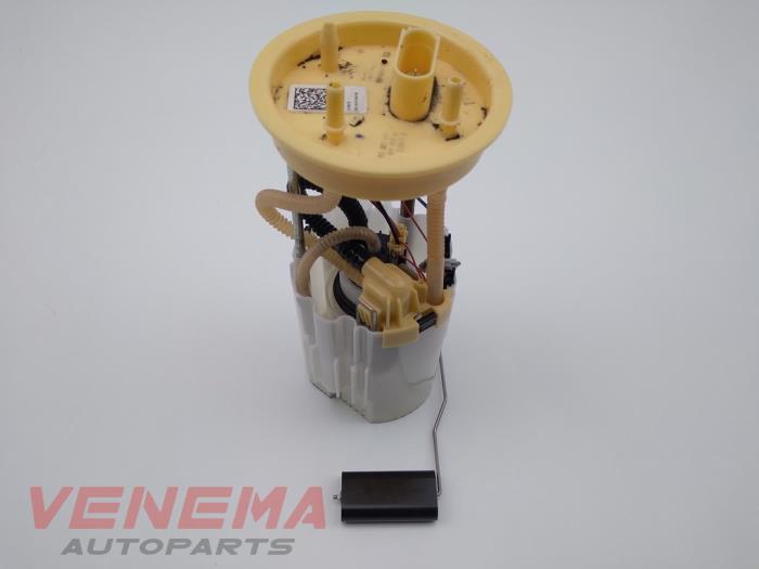 Electric fuel pump from a Volkswagen Caddy Combi IV 2.0 TDI 150 2020