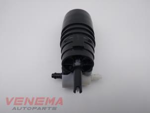 Używane Pompa spryskiwacza przód Mini Mini (F55) 1.5 12V One Cena € 14,99 Procedura marży oferowane przez Venema Autoparts