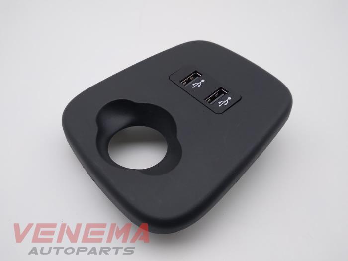 AUX / USB-Anschluss van een MINI Mini (F55) 1.5 12V One 2019