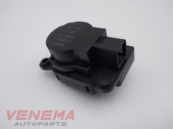 Heater valve motor from a Peugeot 208 II (UB/UH/UP) 1.2 Vti 12V PureTech 100 2020