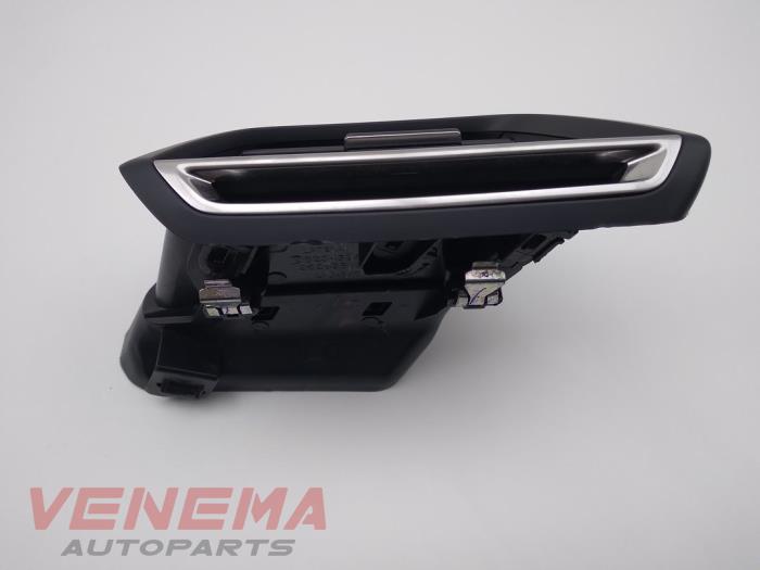Dashboard vent from a Peugeot 208 II (UB/UH/UP) 1.2 Vti 12V PureTech 100 2020