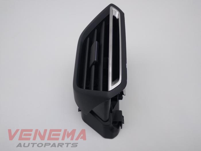 Dashboard vent from a Peugeot 208 II (UB/UH/UP) 1.2 Vti 12V PureTech 100 2020