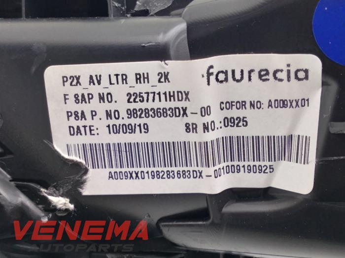 Rejilla de aire de salpicadero de un Peugeot 208 II (UB/UH/UP) 1.2 Vti 12V PureTech 100 2020