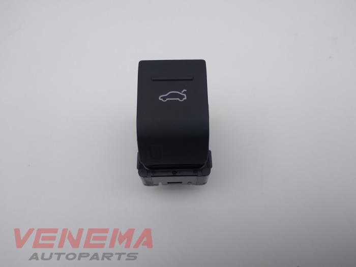 Tailgate switch from a Audi A3 Sportback (8YA) 2.0 30 TDI 16V 2023