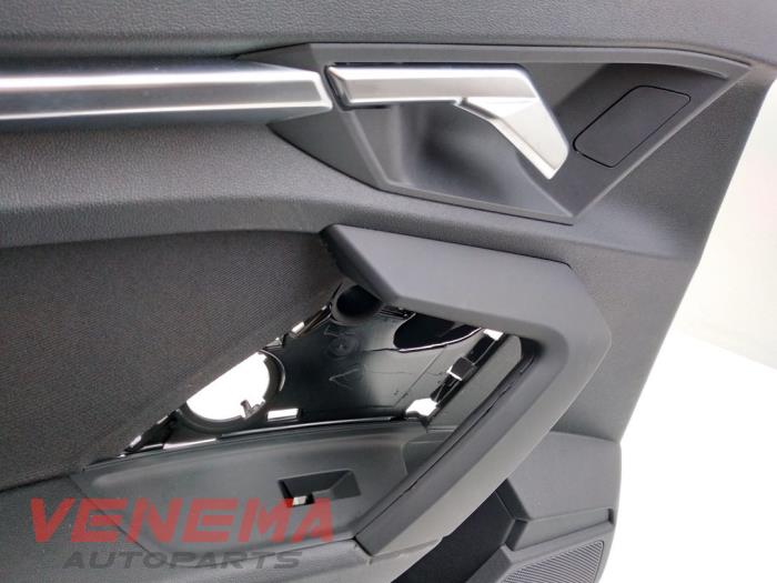 Revêtement portière haut 4portes arrière gauche d'un Audi A3 Sportback (8YA) 2.0 30 TDI 16V 2023