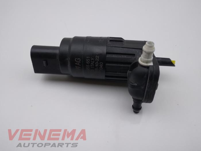 Windscreen washer pump from a Audi A3 Sportback (8YA) 2.0 30 TDI 16V 2023