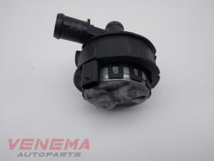 Usagé Pompe à eau Audi A3 Sportback (8YA) 2.0 30 TDI 16V Prix € 59,99 Règlement à la marge proposé par Venema Autoparts