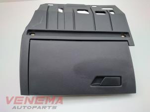 Usagé Boîte à gants Audi A3 Sportback (8YA) 2.0 30 TDI 16V Prix € 69,99 Règlement à la marge proposé par Venema Autoparts